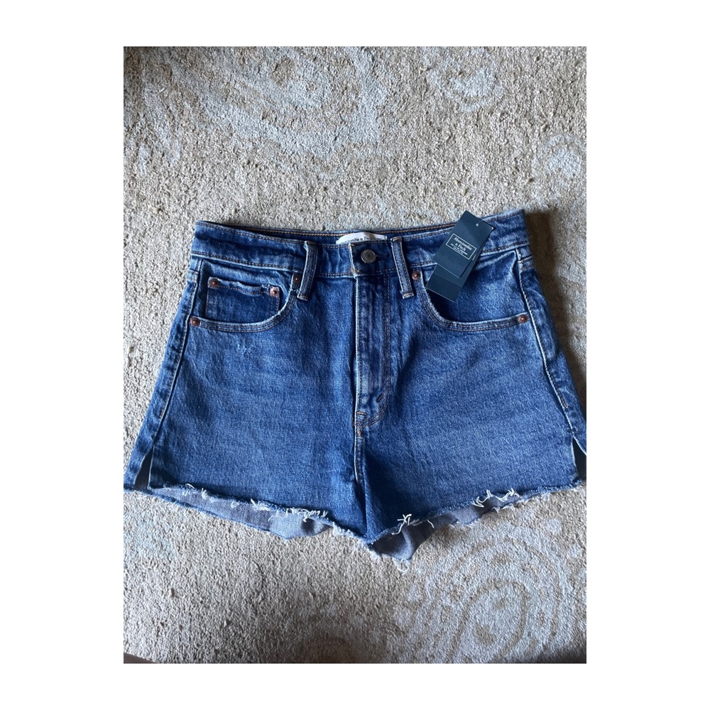 Abercrombie & Fitch High Rise Mom Shorts in Dark Wash. Size 26. NWT